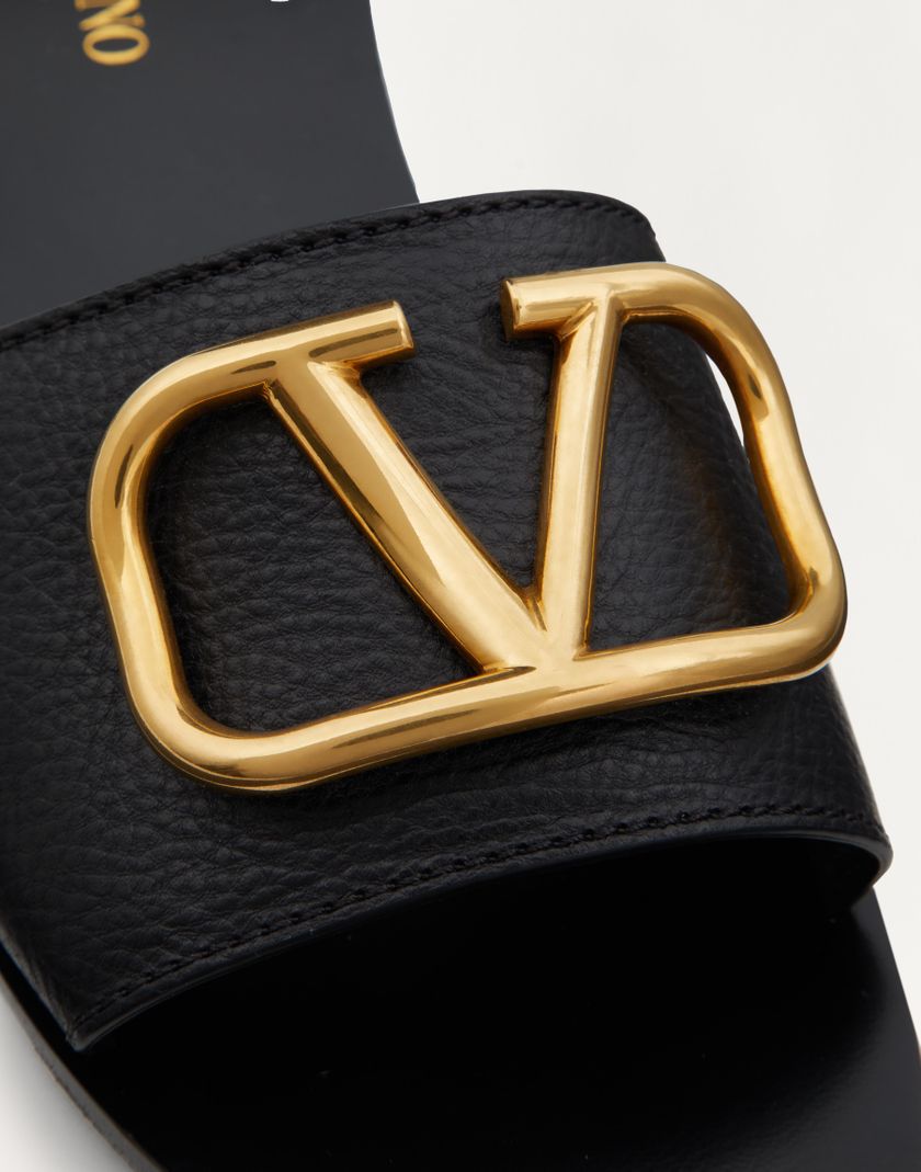 VLOGO SIGNATURE SLIDE SANDAL IN GRAINY COWHIDE WITH ACCESSORY - Image 2